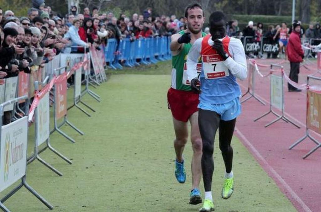 Ivan Fernandez Anaya helps Abel Mutai cross the finish line